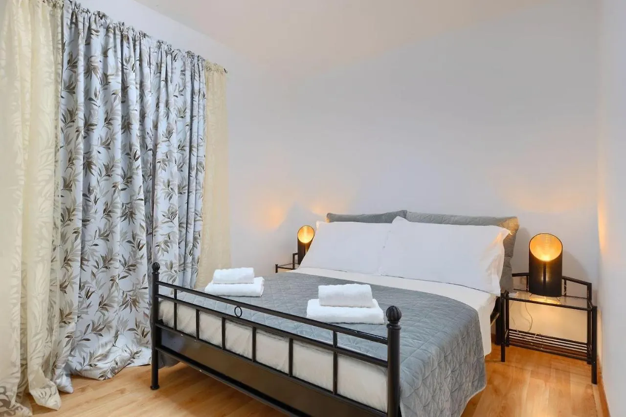 Villa Benjamin With Pool And Jacuzzi In Tinjan