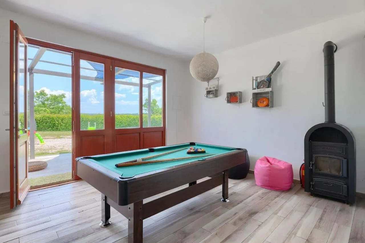 Villa Benjamin With Pool And Jacuzzi In Tinjan