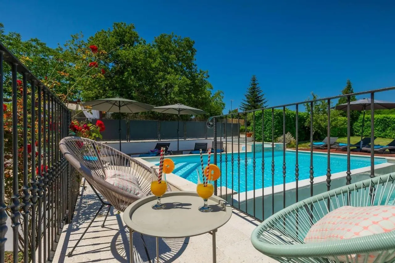 Villa Benjamin With Pool And Jacuzzi In Tinjan Kroatien