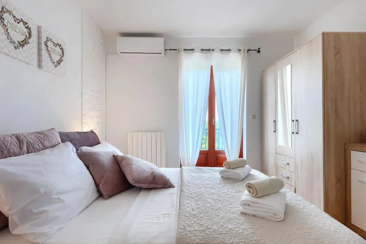 Villa Benjamin With Pool And Jacuzzi In Tinjan