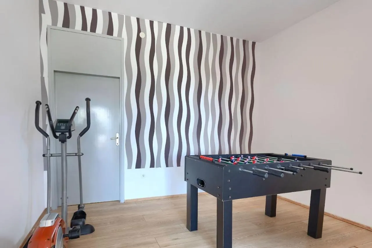 Villa Benjamin With Pool And Jacuzzi In Tinjan