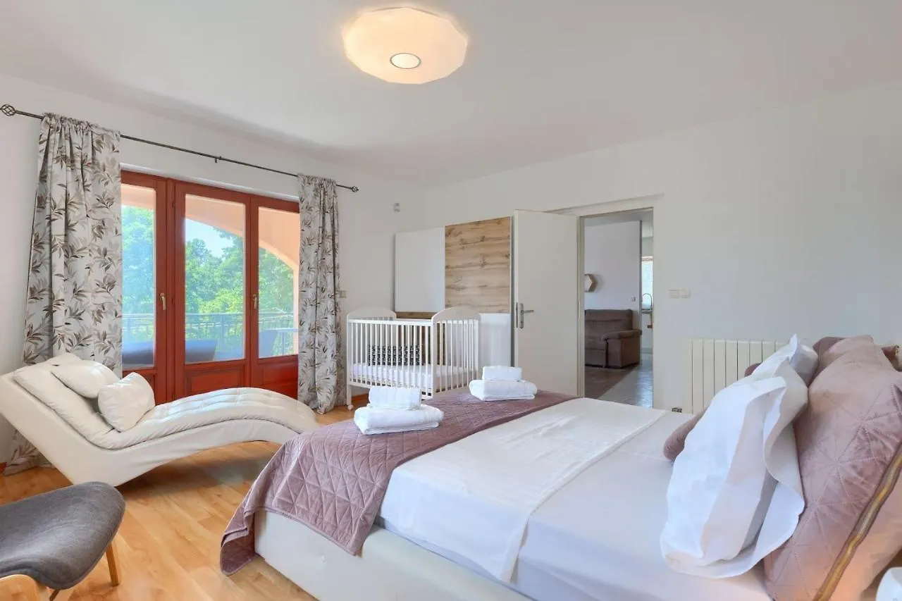 Villa Benjamin With Pool And Jacuzzi In Tinjan