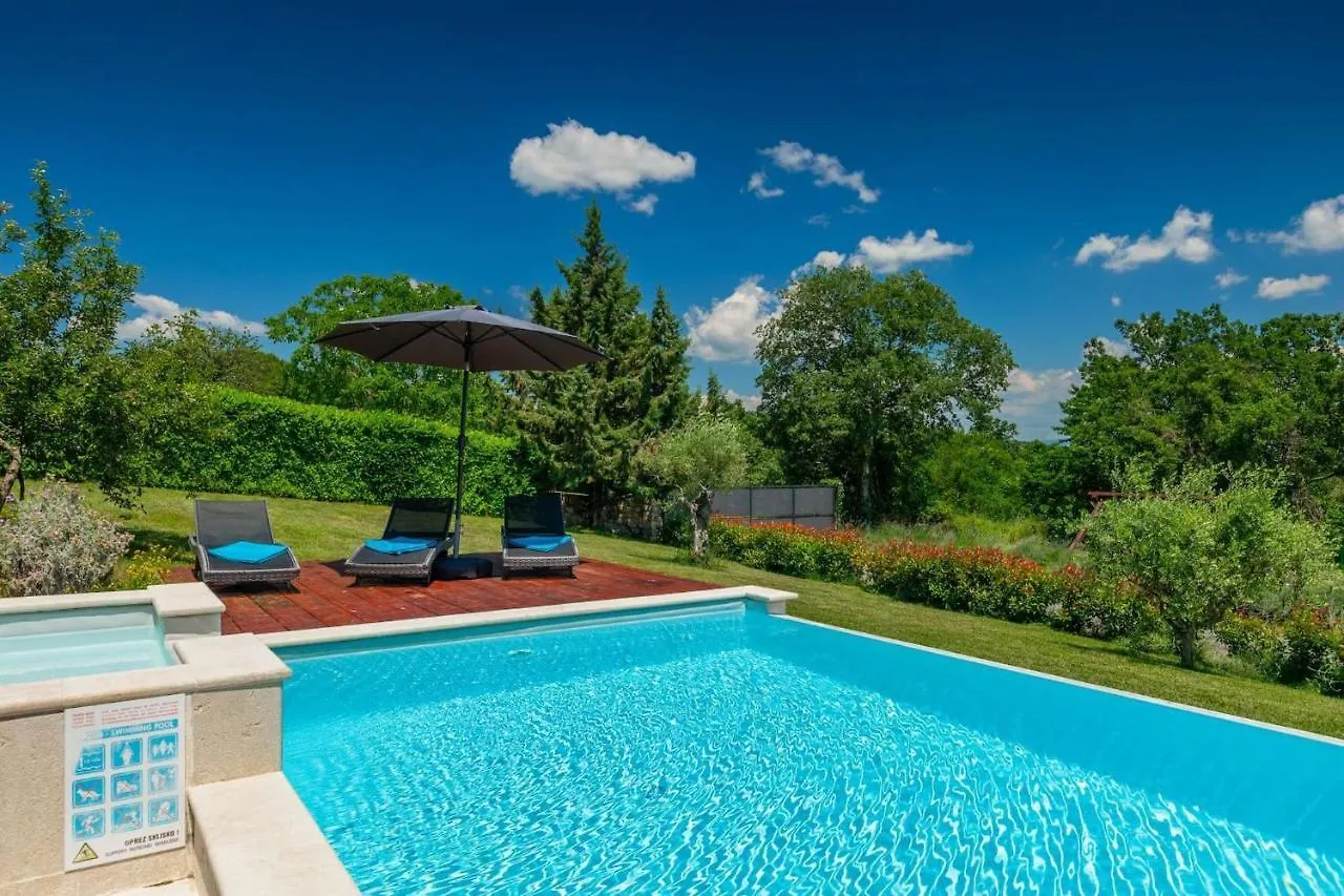 Villa Benjamin With Pool And Jacuzzi In Tinjan