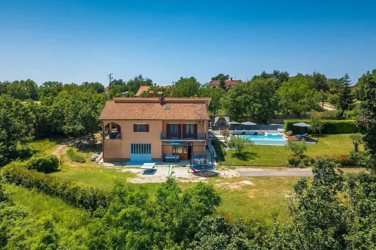 Villa Benjamin With Pool And Jacuzzi In Tinjan Kroatien