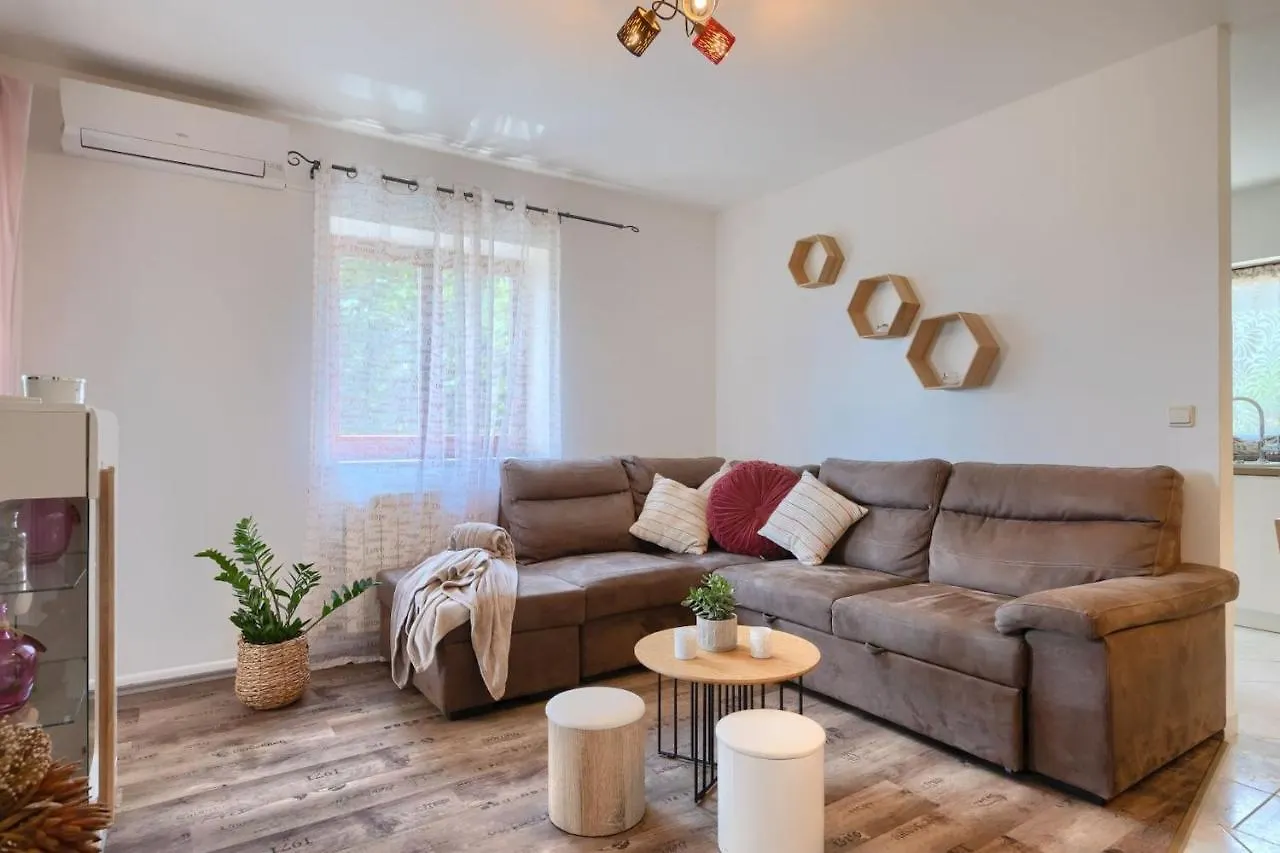 Villa Benjamin With Pool And Jacuzzi In Tinjan