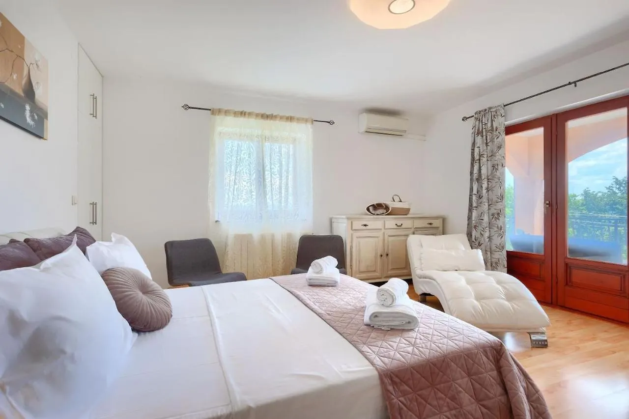Villa Benjamin With Pool And Jacuzzi In Tinjan 0*,