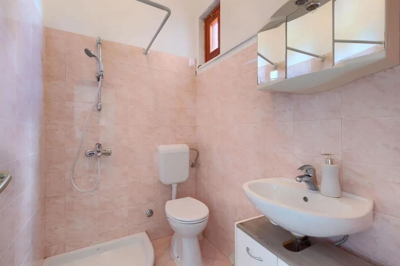 Villa Benjamin With Pool And Jacuzzi In Tinjan