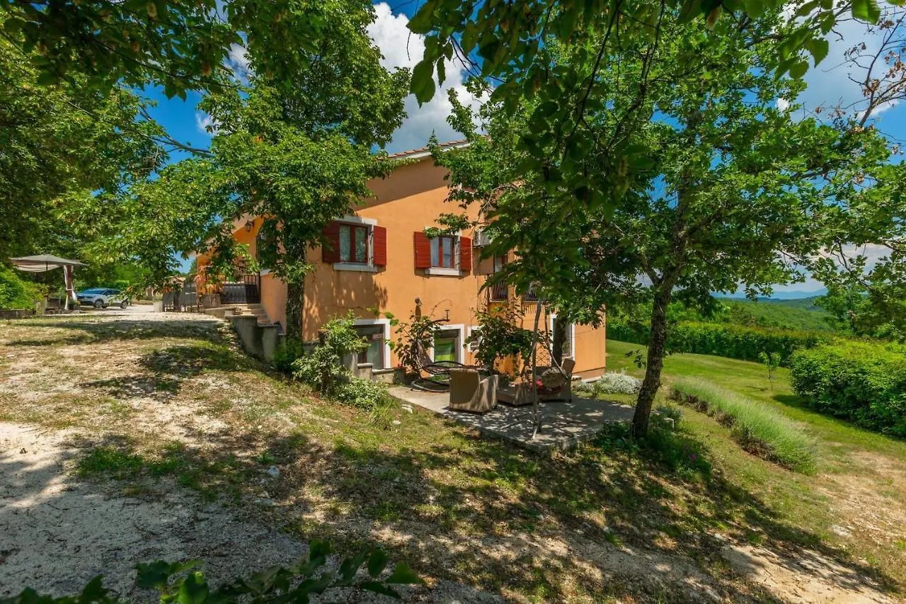 Villa Benjamin With Pool And Jacuzzi In Tinjan